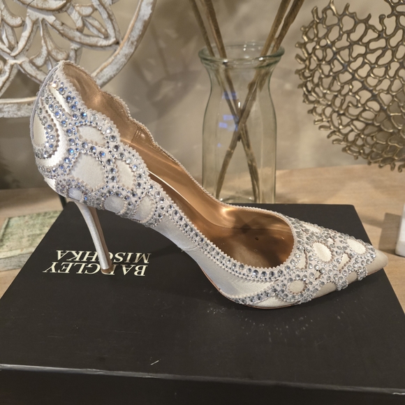 Badgley Mischka Silver and Cream Heels - Picture 5 of 5